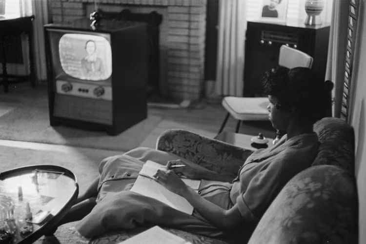 Hình ảnh một học sinh trung học da màu không được đến trường và chỉ có thể học qua sóng truyền hình ở Arkansas trong năm 1958. Ảnh: Thư viện Quốc gia Mỹ.