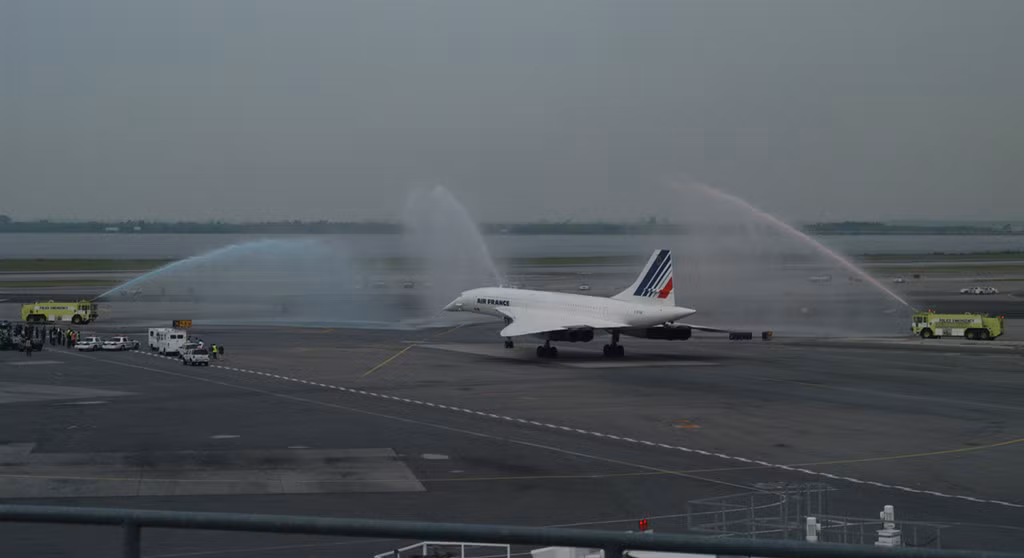 Theo Aviationcv, đến nay không ai biết chính xác nguồn gốc water salute có từ khi nào và ở đâu. Chỉ biết nó phổ biến từ thập niên 90 khi sân bay quốc tế Salt Like City thực hiện màn phun nước để chia tay các phi công của hãng Delta Air Lines nghỉ hưu.