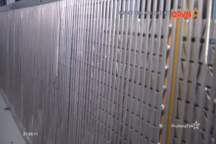 Theo Trung tá – Tiến sĩ Nguyễn Văn Hạnh, Trưởng phòng Thí nghiệm Radar cho biết, mô hình radar mạng phả này hoạt động theo nguyên lý thu phát tín hiệu, điều khiển quay cơ khí theo góc phương vị còn góc tà được điều khiển quét điện. Nguồn ảnh: QPVN.