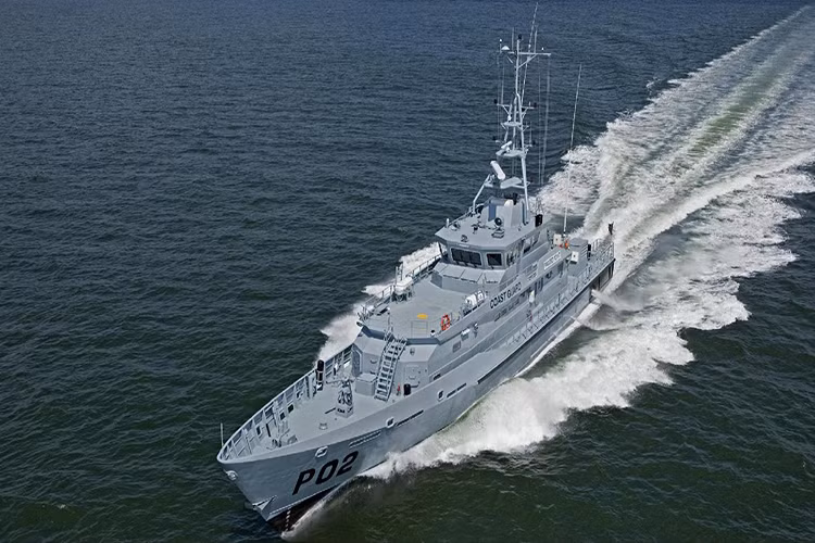 Thông số kỹ thuật cơ bản của Spa 4207 bao gồm chiều dài 42,81 m; chiều rộng 7,11 m; chiều cao mạn 3,77 m; thủy thủ đoàn 18 người. Tàu được trang bị hệ động lực bao gồm 2 động cơ diesel với công suất máy 4.200 bKW (5632 bhp) khi ở vòng tua máy 1.600 rpm; tốc độ tối đa 25,5 hải lý/h. Nguồn ảnh: Damen.