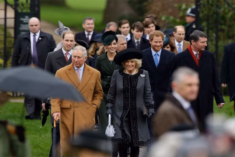 Theo Insider, Mặc dù gia đình Hoàng gia Anh chỉ nắm giữ quyền lực biểu tượng, nhưng Nữ hoàng Elizabeth II và các thành viên hoàng gia vẫn có thể nhận được hàng triệu USD thông qua các hoạt động du lịch. Vậy các thành viên Hoàng gia Anh thực sự giàu đến cỡ nào? Mời độc giả cùng tìm hiểu thông qua một số thông tin thú vị sau đây. Nguồn ảnh: Insider.