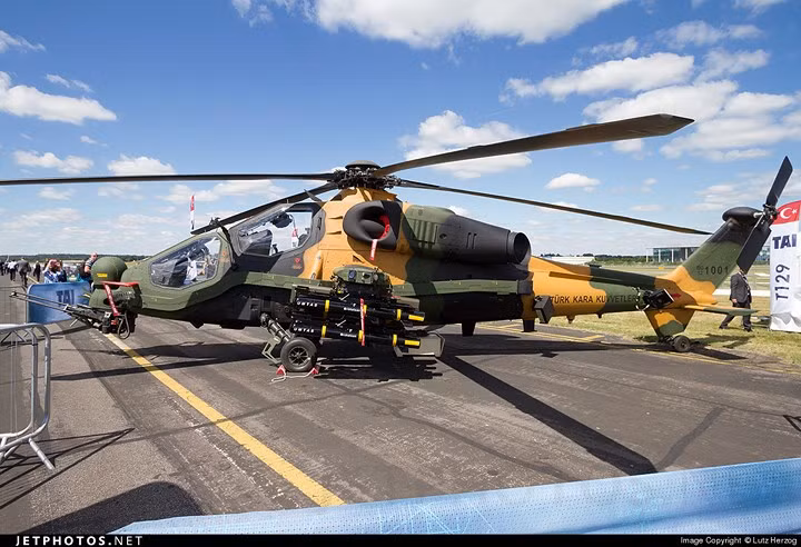 Ngoài ra trên trực thăng tấn công T-129 còn có 4 ống phóng rocket cỡ 70mm có điều khiển Cirit do Thổ Nhĩ Kỳ tự phát triển, dùng đầu tự dẫn lade bán chủ động, tầm bắn 1,5-8km. Ảnh: Jetphotos.