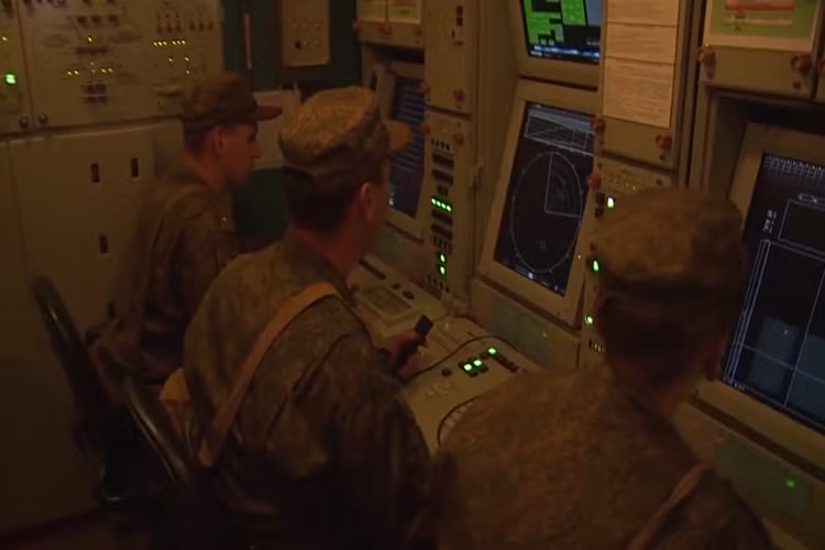 Bên trong một đài radar 96L6E của tổ hợp S-400 Nga đang được triển khai tại Syria. Nguồn ảnh: RT.