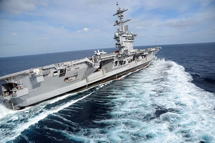 Để phòng vệ, USS Carl Vinson được trang bị các hệ thống phòng không trên hạm RIM-7 Sea Sparrow mang theo các tên lửa phòng không tầm ngắn AIM-7 Sparrow cải tiến. Cùng với đó là hệ thống vũ khí đánh chặn tầm gần Phalanx với pháo tự động 20mm. Nguồn ảnh: Wikimedia.