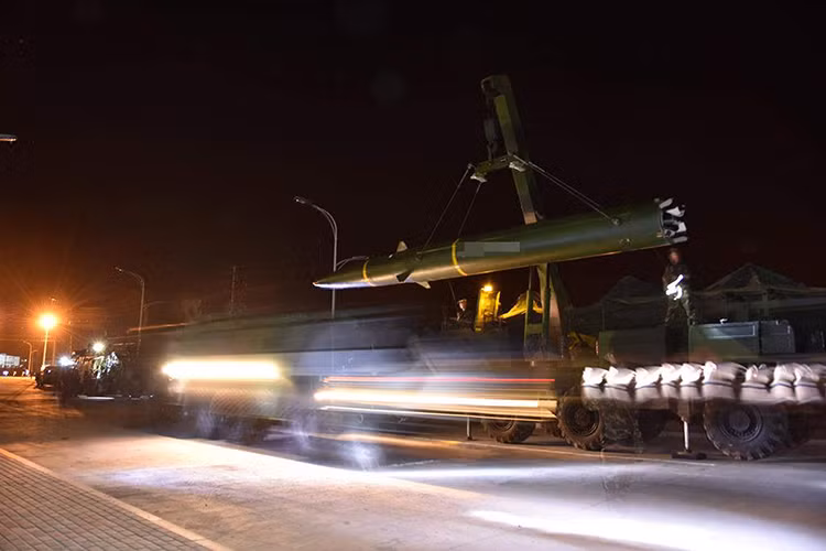 Sau thành công của DF-11A phiên bản tên lửa được biên chế đầu tiên, Trung Quốc tiếp tục cho ra đời các biến thể tiếp theo của DF-11 gồm DF-11B và DF-11 AZT với tầm bắn từ 500-800km. Trong đó DF-11B có tầm bắn xa nhất 825km và nó hoàn toàn có khả năng triển khai đầu đạn hạt nhân. Nguồn ảnh: 81.cn.