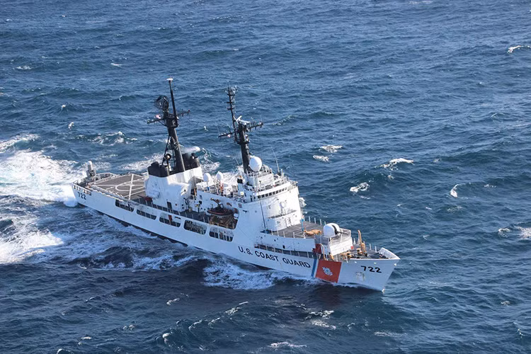 Ngoài hệ thống vũ khí và điện tử hàng hải tiên tiến, các tàu lớp Hamilton cũng được trang bị sàn đáp và hang chứa máy bay trực thăng phía sau đuôi tàu, cho phép mang theo 1 trực thăng tuần tra biển. Hình ảnh CSB-8020 khi còn trong biên chế Tuần duyên Mỹ với số hiệu “WHEC 722”. Nguồn ảnh: Wiki.