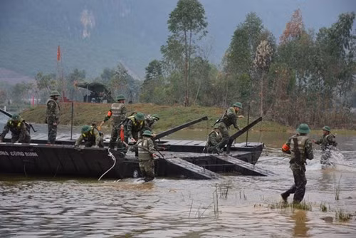 Triển khai khí tài công binh dưới nước.