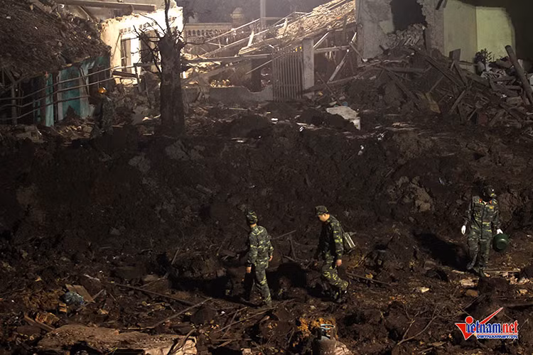 Lực lượng công binh tiếp tục tìm kiếm ở hiện trường vụ nổ.