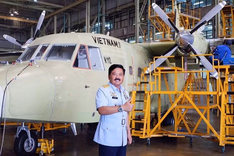 Sau đó không lâu đã xuất hiện hình ảnh khung thân chiếc NC-212i tại Nhà máy Bangdung với dòng chữ Vietnam sơn trên thân, cho thấy đây chính là chiếc máy bay được chế tạo cho chúng ta. Hình ảnh: Máy bay vận tải - tuần thám biển NC-212i được Indonesia chế tạo theo đơn hàng của Việt Nam. Nguồn ảnh: JakartaGreater.