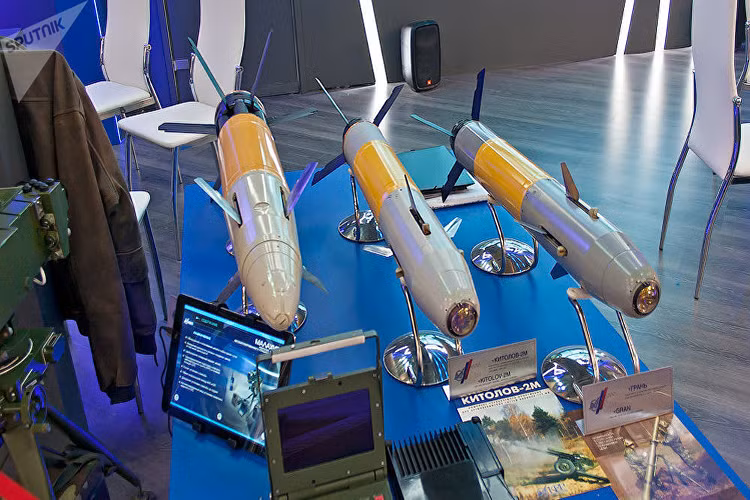 Theo nguồn tin công khai, 2K25 Krasnopol không đơn thuần chỉ là tên một loại đạn pháo, mà là một tổ hợp thiết bị bao gồm đạn pháo dẫn đường 30F39, cụm chỉ thị mục tiêu bằng tia laser 1D15/20/22 và thiết bị đồng bộ vị trí 1A35.