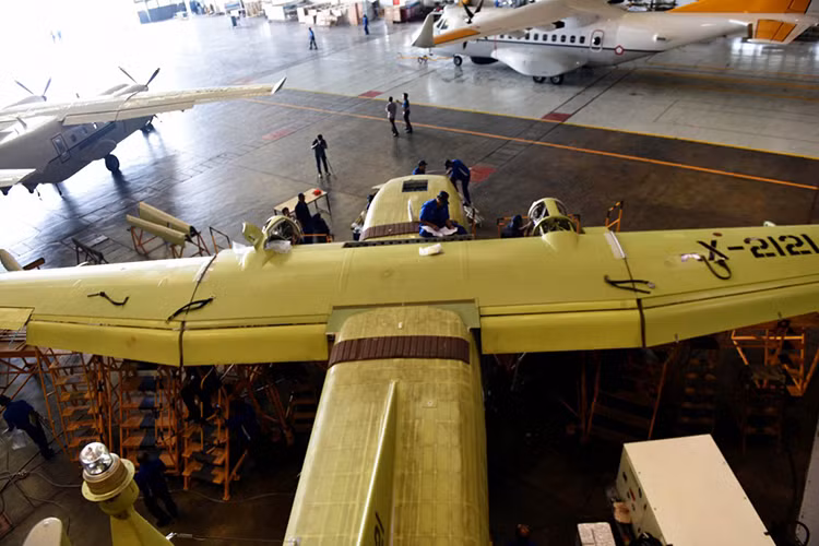 Theo diễn biến mới nhất, chiếc NC-212i trên đã được hoàn thiện, nhưng có một chi tiết rất bất ngờ đó là máy bay không mang màu sơn truyền thống của lực lượng Cảnh sát biển mà lại được sơn rằn ri xanh như những chiếc C-295M cùng dòng chữ “Không quân Việt Nam” trên thân. Nguồn ảnh: defence.pk.