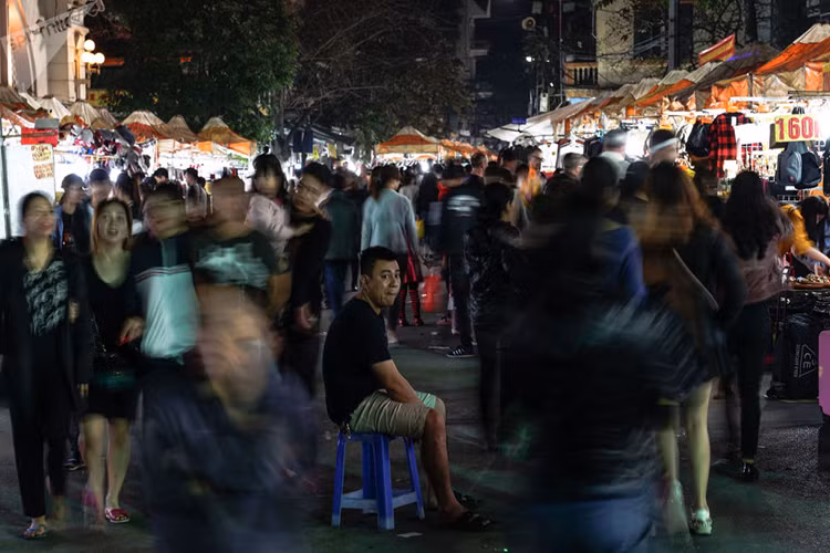 Dòng người tấp nập tại một chợ đêm ở Hà Nội. Ảnh: Sputnik.