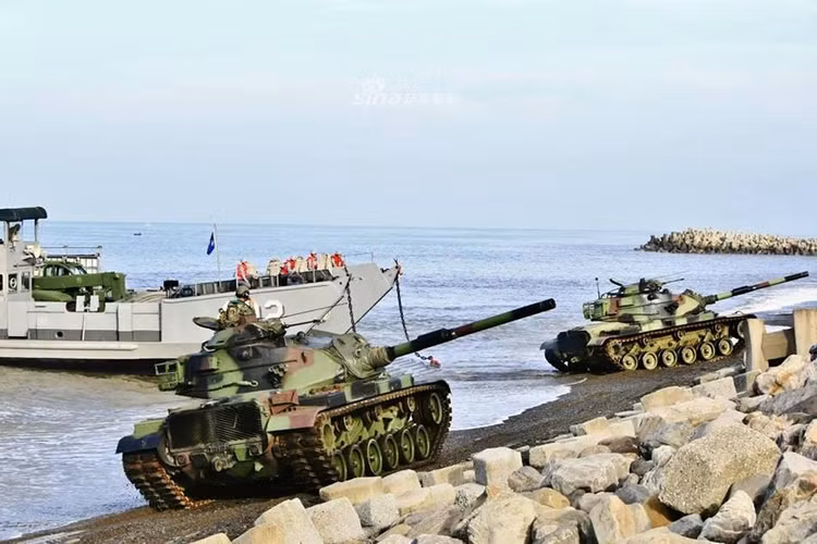 Hình ảnh M60 Đài Loan tham gia một đợt diễn tập phòng thủ đạo Nguồn ảnh: Sina.