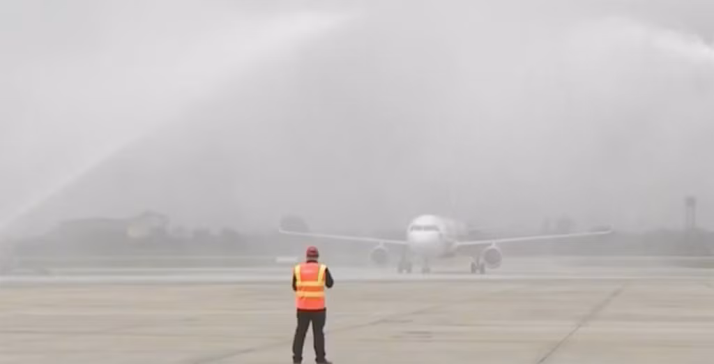 Trưa hôm nay (28/1), chiếc máy bay chở đội tuyển U23 Việt Nam đáp xuống sân bay Nội Bài, trở về sau vòng Chung kết U23 châu Á diễn ra tại Trung Quốc. Sau khi hạ cánh, chiếc máy bay được chào đón bằng màn phun nước trang trọng.