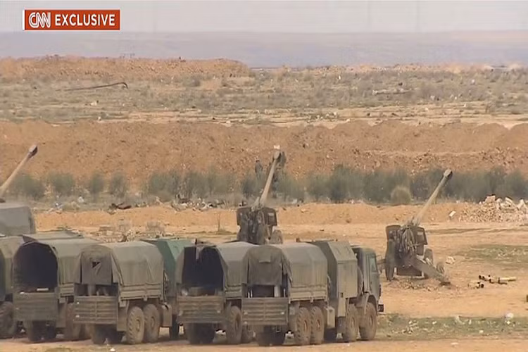 Các đơn vị pháo Msta-B của Quân đội Nga ở Syria kể từ khi xuất hiện luôn hoạt động ở những chiến trường trọng điểm bên cạnh các đơn vị pháo binh khác của Syria. Và lực lượng này luôn phối hợp với các đơn vị trinh sát đặc biệt của Nga trên chiến trường, điều này cho thấy rất có thể Nga đã nhiều lần sử dụng đạn thông minh Krasnopol ở Syria. Nguồn ảnh: CNN.