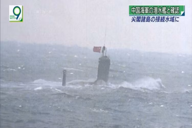 Tàu ngầm này chỉ trồi lên mặt nước khi đã di chuyển vào vùng biển Hoa Đông về phía tây bắc quần đảo Senkaku/Điếu Ngư trong chiều cùng ngày, khi nổi lên mặt nước tàu ngầm này ngay lập tức giương cờ Trung Quốc lên trên đài chỉ huy của nó. Hình ảnh tàu ngầm hạt nhân Trung Quốc được các tàu JMSDF chụp lại và chiếu trên đài NHK của Nhật Bản. Nguồn ảnh: NHK.