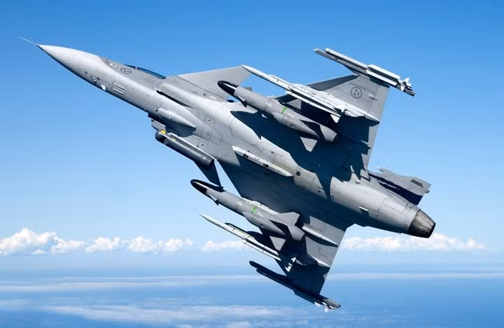 Ngoài ra, hệ thống điện tử trên Saab JAS 39 Gripen cho phép chia sẻ thông tin tối đa giữa 4 máy bay trong cùng phi đội để phối hợp tác chiến.