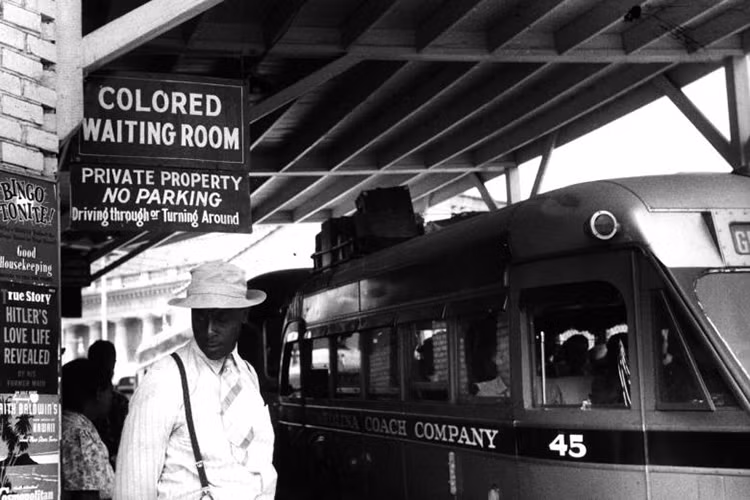 Trên thực tế vấn đề phân biệt chủng tộc ở Mỹ chưa hề được giải quyết triệt để trong suốt hơn 100 năm qua, bất chấp các nỗ lực từ cả hai phía. Và ở đâu đó trong xã hội Mỹ vẫn có người hay một nhóm người không công nhận người da màu như là một phần của nước Mỹ. Ảnh: Thư viện Quốc gia Mỹ.