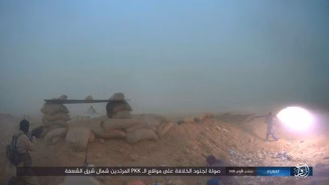 Phiến quân IS dùng súng chống tăng bắn vào trạm gác của người Kurd ở phía đông Euphrates.