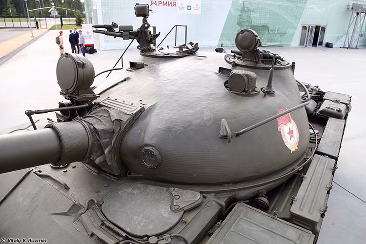 Pháo 115mm U-5TS của T-62 Obr.1972 có tầm bắn hiệu quả khoảng 4 km trong điều kiện ban ngày và 800 m (với việc sử dụng thiết bị nhìn đêm) vào ban đêm. Ngoài ra với được trang bị hệ ổn định hai trục Meteor, xe tăng T-62 có thể vừa di chuyển vừa khai hỏa chính xác. Nguồn ảnh: Vitaly Kuzmin.