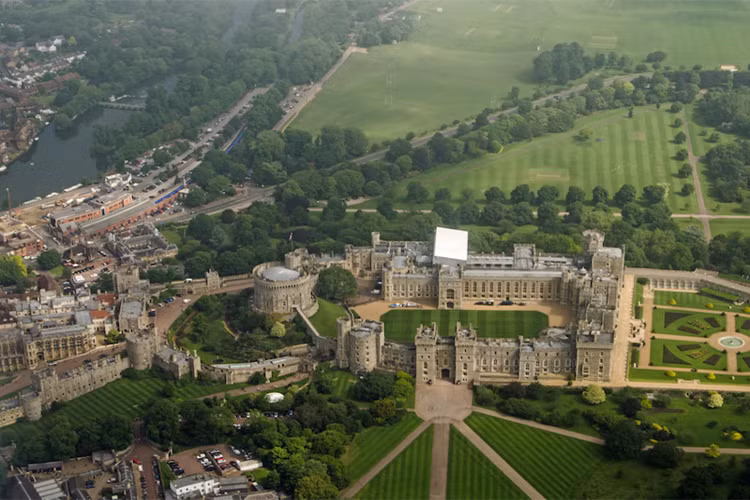 Trong ảnh là tòa lâu đài Estate thuộc sở hữu của Hoàng gia Anh, dù không có quyền sở hữu nó nhưng Nữ hoàng Anh Elizabeth II hàng năm vẫn có được lợi nhuận từ các hoạt động thương mại của lâu đài này, Giá trị của Estate ước tính lên đến 9.8 tỷ USD. Nguồn ảnh: Insider.