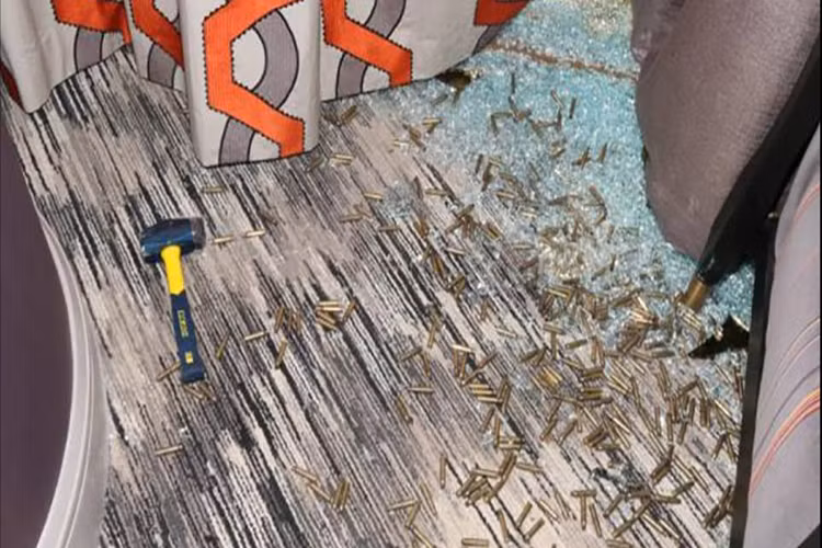 Theo cảnh sát Las Vegas, Paddock đã dùng búa phá vỡ kính cửa sổ trước khi bắt đầu xả súng xuống đám đông bên dưới với hàng trăm viên đạn được bắn đi vào thời điểm đó. Khi cảnh sát xông vào bên trong, Paddock đã tự tử. Ảnh: Daily Mail.