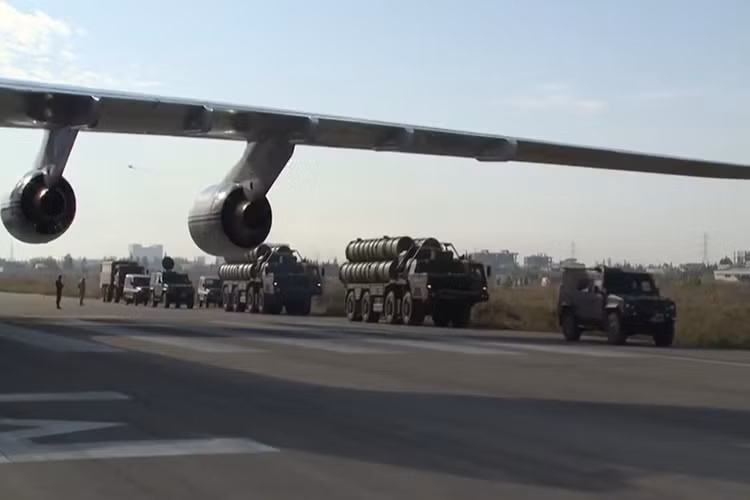 Các chuyên gia quân sự Nga khẳng định, với hệ thống radar 96L6E và đạn tên lửa chuyên diệt mục tiêu tầm cực thấp của S-400 bộ đôi này hoàn toàn có thể đánh chặn mọi mục tiêu bay tầm thấp kể cả đó là các loại vũ khí công nghệ cao của phương Tây. Nguồn ảnh: RT.