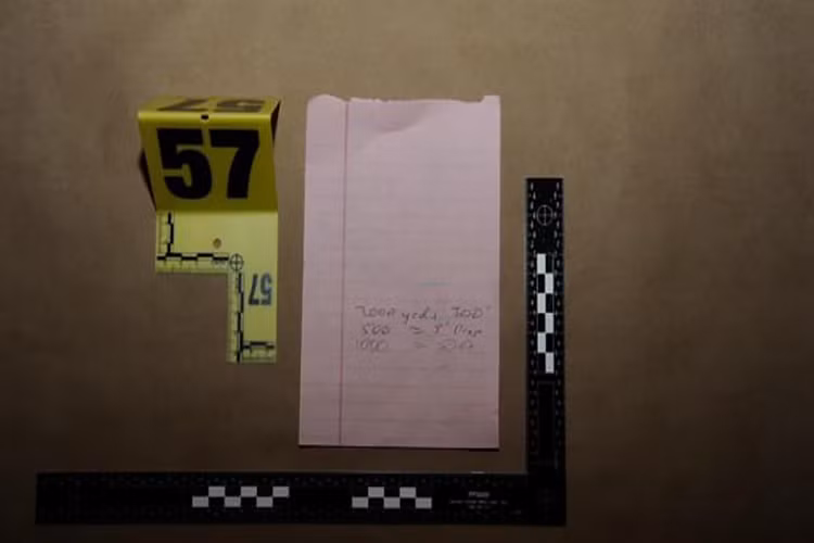 Một mảnh giấy viết tay của Paddock tính toán góc bắn và đường đạn trước khi thực hiện vụ xả súng, điều này cho thấy y đã lên kế hoạch rất kỹ lưỡng về vụ tấn công. Ảnh: Daily Mail.