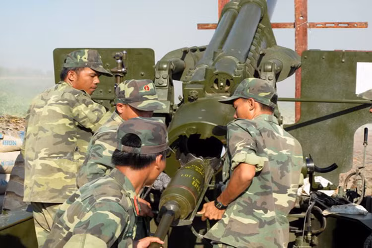 Hình ảnh pháo thủ của Đại đội pháo binh 8 nạp đạn M107 cho khẩu pháo M114, trong hình ta có thể thấy để vận hành tổ đội pháo này cần tới 7 pháo thủ. Nguồn ảnh: Báo Bình Định.