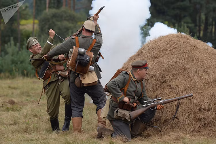 Một trong những viên đạn súng trường đầu tiên với đầu đạn nổ được người Áo phát triển và sử dụng trên mặt trận Thế chiến I. Nhược điểm chính của loại đạn này là chi phí cao và sự phức tạp trong sản xuất, vận chuyển. Trong ảnh là một sự kiện thao diễn quân sự dựng lại một số trận chiến của Thế chiến thứ nhất tại thành phố Smorgon. Nguồn ảnh: Sputnik.