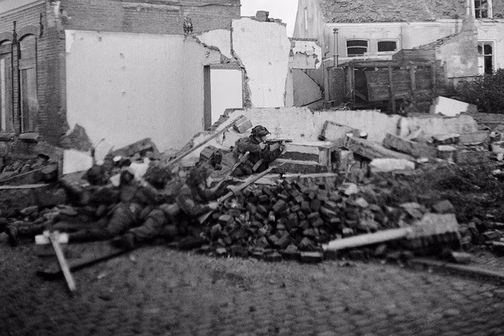 Lính xung kích Anh tiến công dọc theo các con phố tại Flushing.