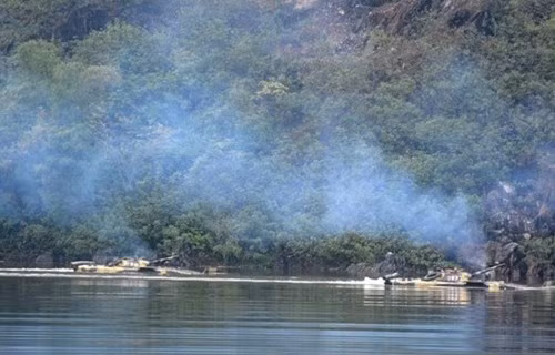 Xe cơ giới vượt chướng ngại nước.