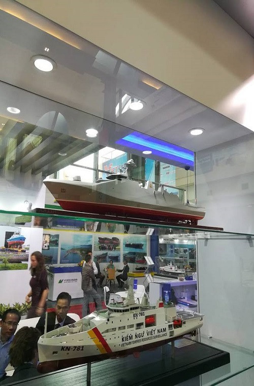 Số phận của chương trình SIGMA 9814 thời gian qua là một câu hỏi lớn khi có nhiều thông tin cho rằng Việt Nam có thể hủy bỏ dự án để đổi sang đặt hàng tiếp những lớp tàu hộ vệ tên lửa 2.000 tấn từ Nga. Những mẫu tàu quân sự được Tập đoàn Damen trưng bày tại Triển lãm Vietship 2018. Nguồn ảnh: Chí Linh.
