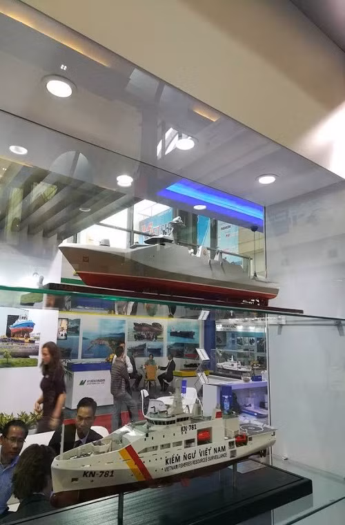 Số phận của chương trình SIGMA 9814 thời gian qua là một câu hỏi lớn khi có nhiều thông tin cho rằng Việt Nam có thể hủy bỏ dự án để đổi sang đặt hàng tiếp những lớp tàu hộ vệ tên lửa 2.000 tấn từ Nga. Những mẫu tàu quân sự được Tập đoàn Damen trưng bày tại Triển lãm Vietship 2018. Nguồn ảnh: Chí Linh.