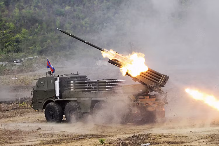 So sánh với các quốc gia trong khu vực Đông Nam Á thì trang bị của Pháo binh Campuchia, nhất là về pháo phản lực phóng loạt là không thể coi thường. Nguồn ảnh: egloos.com.