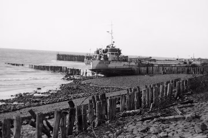 Một chiếc tàu đổ bộ bị hỏng nằm trên bờ biển Walcheren.