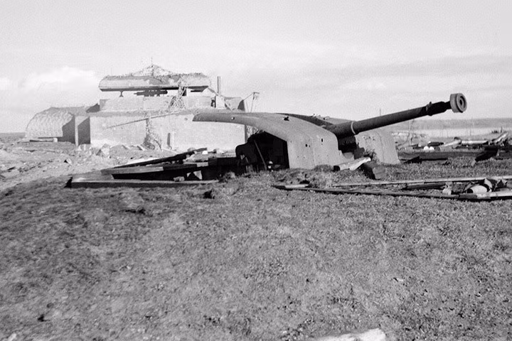 Pháo và công sự ven biển của phát xít Đức đã bị quân Anh vô hiệu hóa trên đảo Walcheren.