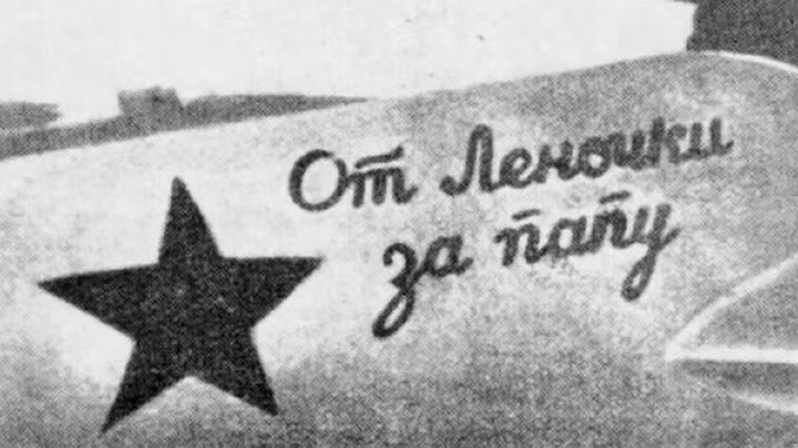 Ngôi sao đỏ với dòng chữ “Từ Lenochka dành cho cha”, người cha của Lenochka hy sinh sau trận không chiến với phát xít Đức và sau đó Lenochka vận động quyên góp tiền bạc cho Hồng quân Liên Xô. (Ảnh tư liệu)