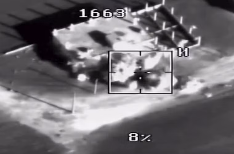 Theo đó, pháo binh Nga đã sử dụng đạn pháo dẫn đường thông minh 152mm 2K25 Krasnopol để thực hiện các đợt pháo kích tiêu diệt các mục tiêu khủng bố với độ chính xác gần như tuyệt đối. Và nhiều khả năng pháo binh Nga đã sử dụng pháo kéo 2A65 "Msta-B" hoặc có thể là pháo tự hành 2S3 Akatsiya để triển khai 2K25 Krasnopol. Nguồn ảnh: Bộ Quốc phòng Nga.