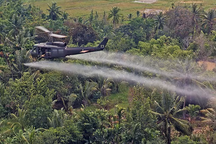 Trực thăng của quân đội Mỹ rải chất độc khai quang lên khu vực rừng rậm ở đồng bằng Sông Cửu Long với mưu đồ triệt phá nơi trú ẩn của lực lượng cách mạng. Ảnh: Bộ Quốc phòng Mỹ.