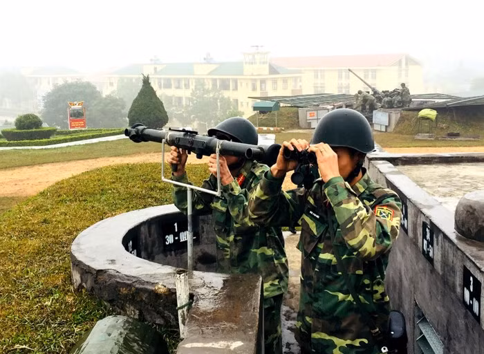 Quan sát địch bằng thiết bị đo xa.