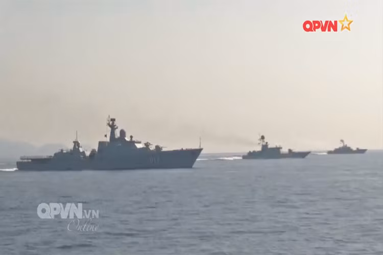 Hy vọng trong tương lai Viện Radar thuộc Viện KH-CN-QS có thể hoàn thiện hơn nữa các tính năng trên mô hình ăng ten radar mạng pha để có thể tích hợp hệ thống ăng ten mạng pha “Made in Vietnam” này lên trên các tàu của Quân chủng Hải quân. Nguồn ảnh: QPVN.