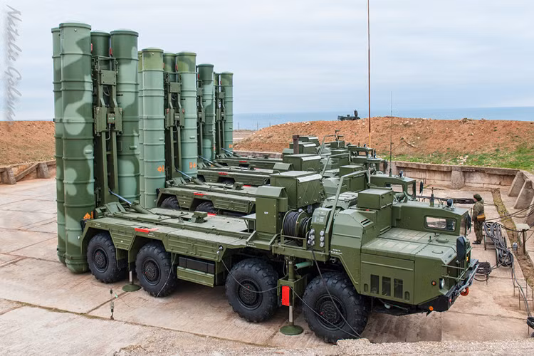 Với sức mạnh trên S-400 là lá chắn phòng vệ hiệu quả nhất giúp Nga bảo vệ các vị trí chiến lược của nước này nằm trên bán đảo Crimea mà một trong số đó chính là các căn cứ của Hạm đội Biển Đen tại Sevastopol và Feodosia. Nguồn ảnh: bmpd.livejournal.