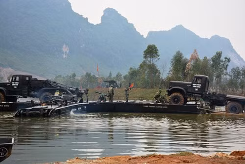 Cơ động tiếp bến.