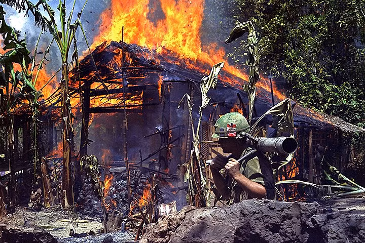 Bộ binh Mỹ trực tiếp càn quét căn cứ của quân giải phóng ở Mỹ Tho, phóng hỏa thiêu đốt nhà cửa ở đây. Ảnh: Bộ Quốc phòng Mỹ.