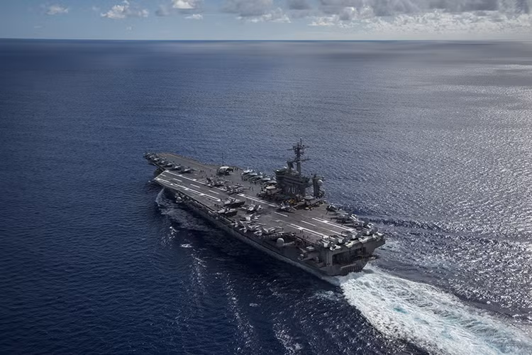 Kể từ khi đi vào hoạt động tàu sân bay USS Carl Vinson thường xuyên thực hiện các chuyến tuần tra xuyên đại dương dọc vùng biển từ Hàn Quốc cho tới tận Australia. Đây cũng là một trong ba tàu sân bay được Hải quân Mỹ duy trì hiện diện tại khu vực Đông Bắc Á trong suốt thời gian căng thẳng trên bán đảo Triều Tiên leo thang. Nguồn ảnh: usni.org