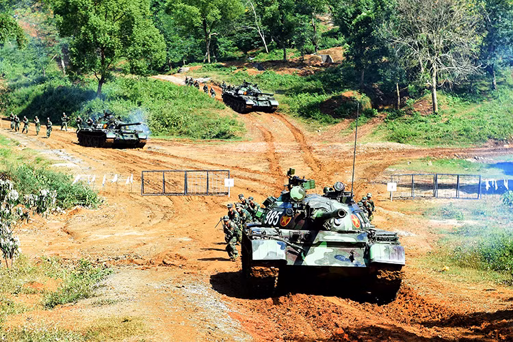 Dù vậy với thời gian phục vụ đã khá dài và đang dần lỗi thời, T-54/55 không còn đáp ứng được các yêu cầu huấn luyện và sẵn sàng chiến đấu trong tình hình mới. Và việc thay thế hoặc nâng cấp chúng là cần thiết. Nguồn ảnh: Quân đội Nhân dân.