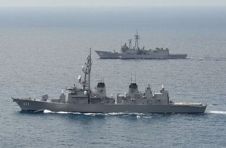 Dựa trên thông báo của Bộ Quốc phòng Nhật Bản, chiều hôm 12/1, biên đội tàu tuần tra của JMSDF gồm tàu hộ vệ DE-231Ōyodo và tàu khu trục hạm JS Ōnami đã phát hiện ra tàu ngầm Nhật Bản di chuyển dưới mặt nước vùng biển tiếp giáp với đảo Taisho Jima của nước này. Nguồn ảnh: DefPost.