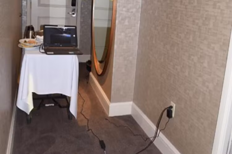 Có một tình tiết khá kỳ lạ là xung quanh căn phòng của Paddock, y đã lắp ít nhất hai camera giám sát hướng ra bên ngoài hành lang khách sạn nhưng khi cảnh sát ập vào chúng đều không hoạt động. Ảnh: Daily Mail.