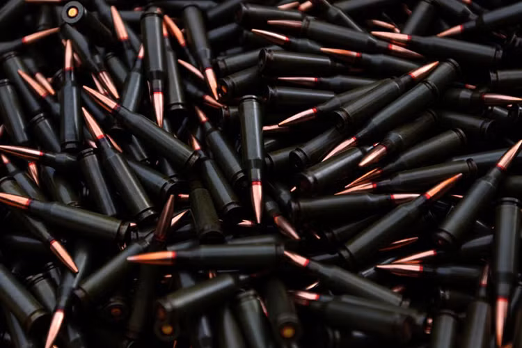 Viên đạn tiêu chuẩn "không cân bằng": Về cơ bản nó có nguyên lý hoạt động như mọi viên đạn khác nhưng khi va chạm với mục tiêu theo trục dọc, trọng tâm đầu đạn chuyển sang phần đuôi, lệch khỏi đường bay, và nó bắt đầu quay lộn một cách ngẫu nhiên. Kết quả là, thay vì một vết thương hẹp trên cơ thể, sẽ hình thành một vết thương rộng và sâu hơn. Trong ảnh là mẫu đạn tiêu chuẩn 5,45x39mm của Liên Xô. Nguồn ảnh: Sputnik.